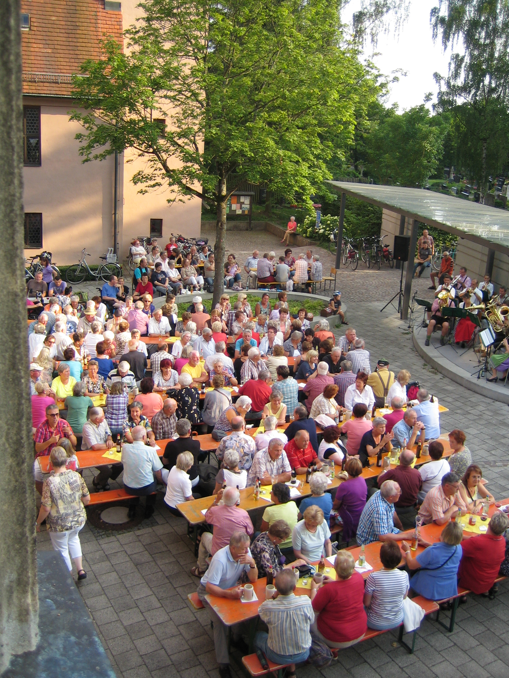 Ein schöner Sommerabend mit Böhmischer Blasmusik im Hof der Jugendkapelle (2014)